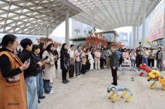 <strong>憨態可掬﹔人形機</strong>